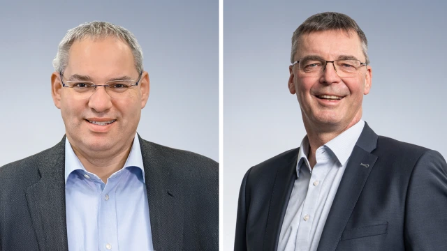 Volker Schiek (54; links) übernimmt am 1. Juli von Holger von Hebel (60; rechts) die Verantwortung für kaufmännische Aufgaben, Einkauf, Logistik und Personal im Vorstand der Bosch Rexroth AG (Bildquelle: Bosch Rexroth).