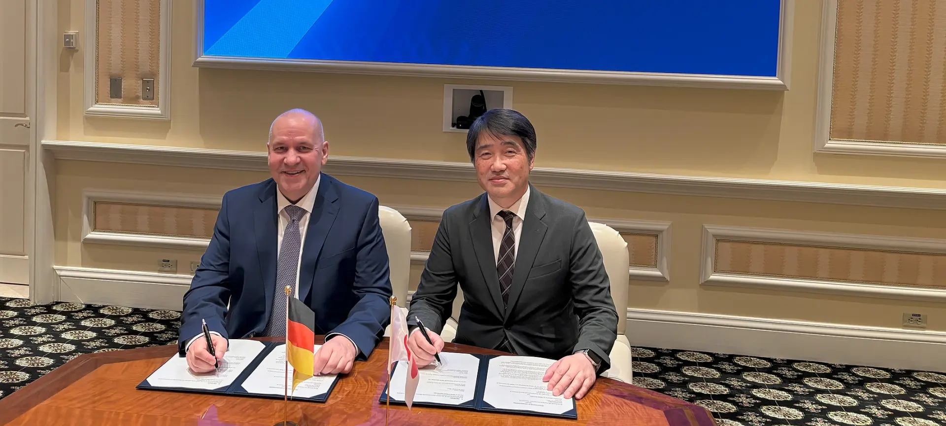 Unterzeichung Absichtserklärung: Steffen Haack, Vorstandsmitglied von Bosch Rexroth, und Yoshimoto Matsuda, Geschäftsführer von Precision Machinery & Robot Company, Kawasaki Heavy Industries.