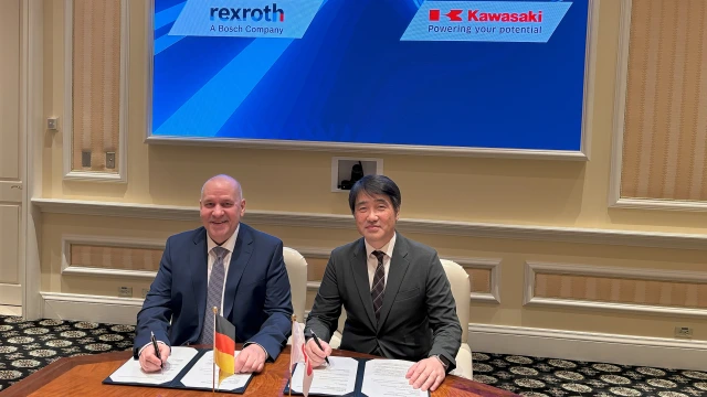 Signing of the Memorandum of Understanding: Steffen Haack, Member of the Executive Board of Bosch Rexroth, and Yoshimoto Matsuda, President of Precision Machinery & Robot Company, Kawasaki Heavy Industries (image source: Bosch Rexroth)