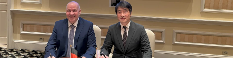 Signing of the Memorandum of Understanding: Steffen Haack, Member of the Executive Board of Bosch Rexroth, and Yoshimoto Matsuda, President of Precision Machinery & Robot Company, Kawasaki Heavy Industries (image source: Bosch Rexroth)