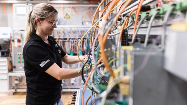 Associate in the service for electric drives and controls