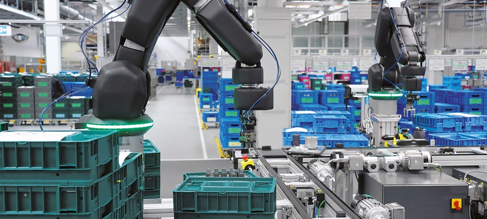 Bosch Rexroth APAS Roboter an Montagelinie mit Intralogisikbereich im Hintergrund