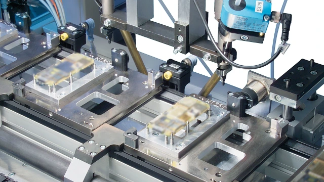 Ligne de montage du convoyeur TS 1 avec étiquettes RFID de Bosch Rexroth