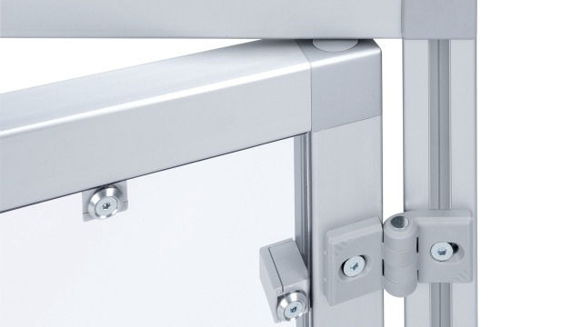 Dörr från Bosch Rexroth tillverkad av aluminiumprofiler med gångjärn av grå plast