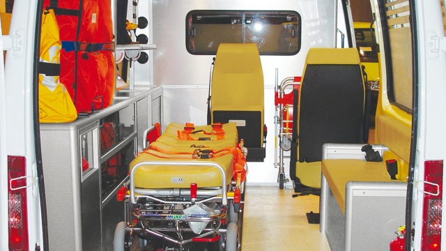 Egy mentőjármű egyedileg tervezett belsejének a képe