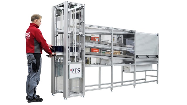 Ansatt hos PTS Automation som jobber ved låsbart kanban-flyt-rack 