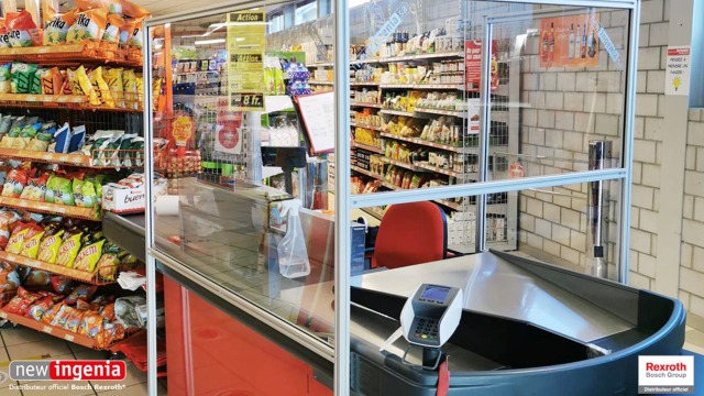 Panneau de protection New Ingenia autour d’une caisse de supermarché