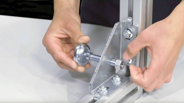 Video of mounting a sheet metal angle to aluminum profiles