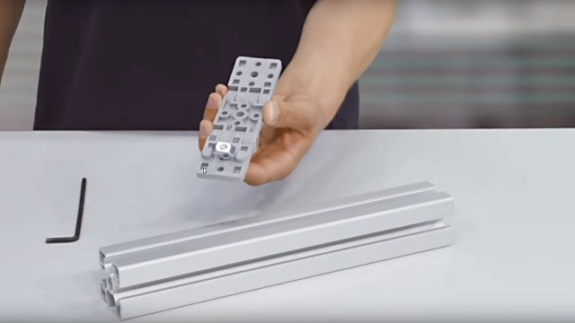 Mounting a double hinge to an aluminum profile