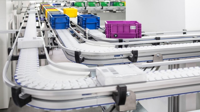 Bosch Rexroth VarioFlow plus Chain Conveyor System -lamellikuljetinjärjestelmä, jossa on toimitusta varten pakattuja laatikoita