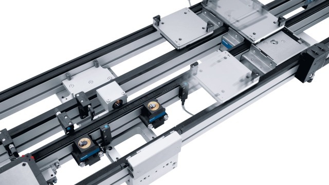 Workpiece pallets and belt section of the TS 1 Transfer System from Bosch Rexroth