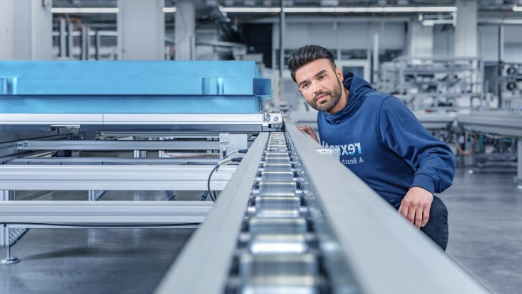 Man looks at transfer system TS 7
