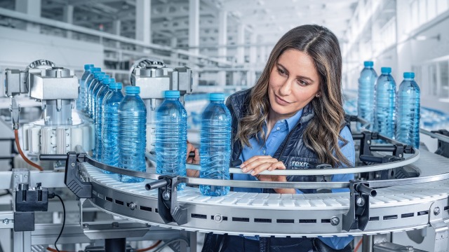 Woman is looking at VarioFlow plus Chain Conveyor