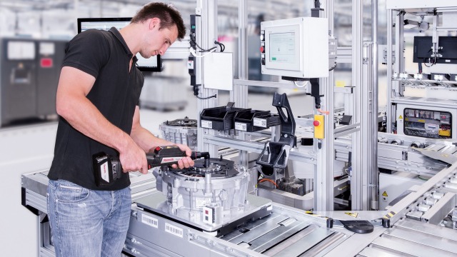 Employee working with a Nexo cordless nutrunner at a TS 5 assembly line