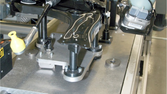 Montagelinie TS 5 von Bosch Rexroth für eine achsenlose Fertigung in der Automobilindustrie