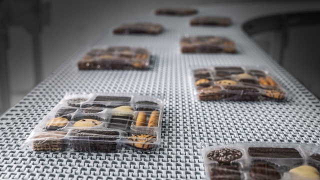 Coockie packages on the modular conveyor belt