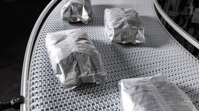 Coffee packaging on the modular conveyor belt