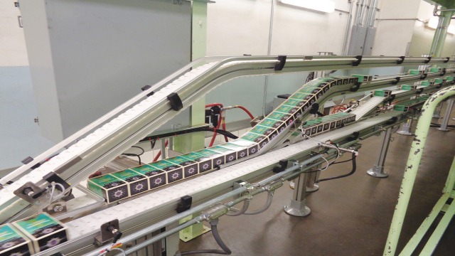 Cajas de bolsas de té transportadas en un VarioFlow chain conveyor system de Bosch Rexroth