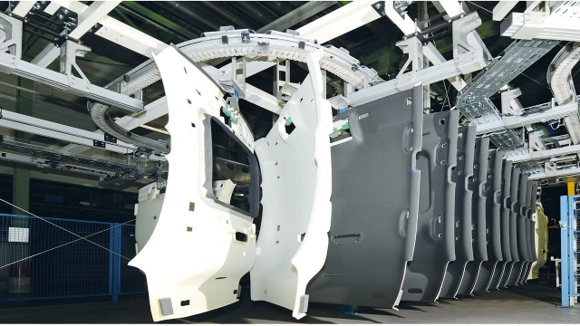 VarioFlow plus chain conveyor belt as an overhead conveyor for transporting vehicle roof liners