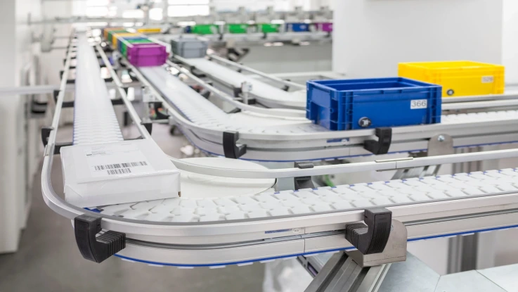 Bosch Rexroth VarioFlow plus chain conveyor system with packed boxes