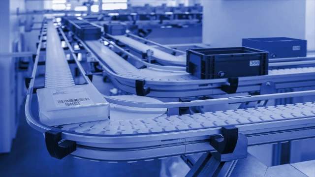 Bosch Rexroth VarioFlow plus chain conveyor system with packed boxes