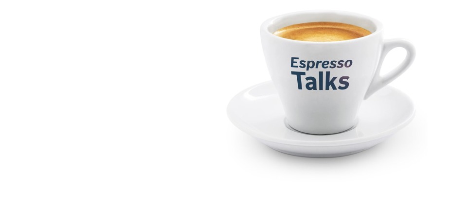 Kahvikuppi, jossa lukee ”Espresso Talks”. 