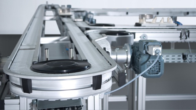 Detailed view of the Bosch Rexroth VarioFlow conveyor system