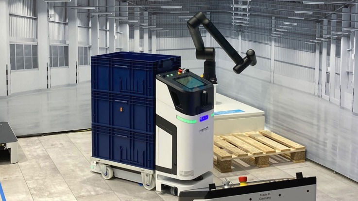 AMR ACTIVE Shuttle with small load carriers at the Logimat exhibition stand.