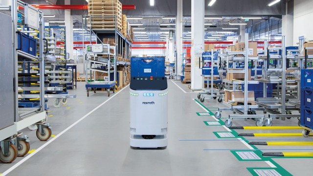 Application of the automated guided vehicle ACTIVE Shuttle from Bosch Rexroth transports dollies