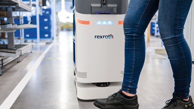 Bezpečnostní laserové skenery ActiveShuttle rozpoznají pracovníka stojícího v cestě – autonomní mobilní robot se ihned zastaví
