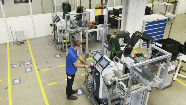Assistant APAS et système de contrôle APAS de Bosch Rexroth travaillant de façon automatisée pour une inspection de la production en fin de ligne