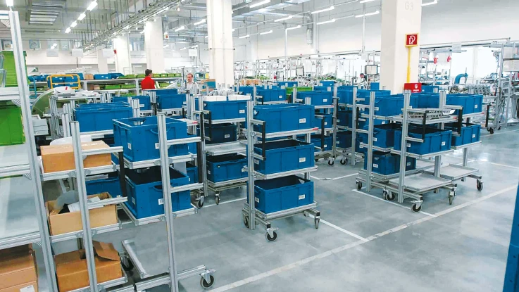 Factory hall with many material shuttles with different material levels, which are covered with blue boxes.