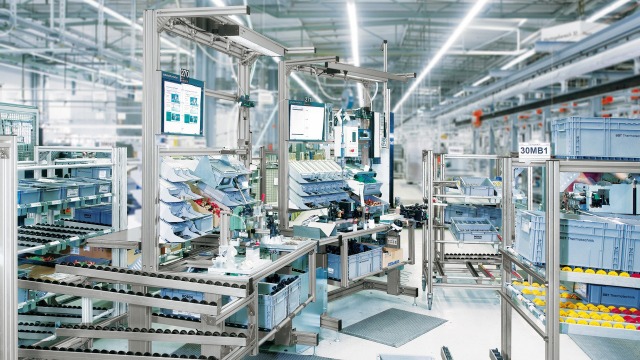 Ansicht einer effizienten Arbeitsstation mit ergonomischer Materialbereitstellung von Bosch Rexroth