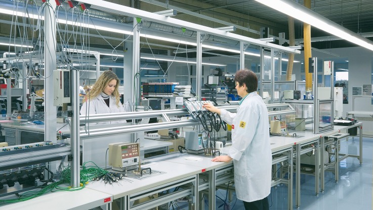 Due dipendenti di Bosch Rexroth mentre montano sensori di temperatura ESD impermeabili