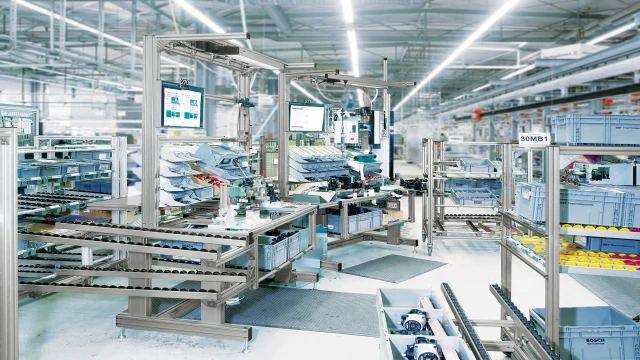 Postes de travail de Bosch Rexroth avec flux manuel EcoFlow, production lean, protection ESD.