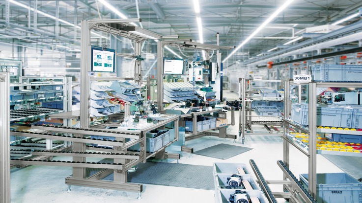Vista su una postazione di lavoro ad elevata efficienza con approvvigionamento ergonomico dei componenti Bosch Rexroth