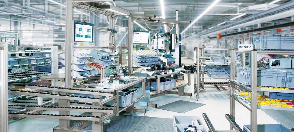 View of an efficient workstation with ergonomic parts supply from Bosch Rexroth