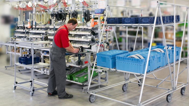 Un employé utilisant le système de profilés ronds EcoShape de Bosch Rexroth