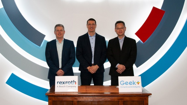Joerg Heckel (dyrektor projektu w dziale robotyki intralogistycznej firmy Bosch Rexroth), Thomas Fechner (starszy wiceprezes ds. nowych produktów w Bosch Rexroth) i Jackson Zhang (wiceprezes Geek+ Europe) podpisują umowę o współpracę dotyczącą oprogramowania lokalizacyjnego Locator