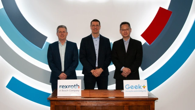 Joerg Heckel (Director de proyectos de Robótica de Intralogísitca de Bosch Rexroth), Thomas Fechner (Vicepresidente senior del área de Productos de Bosch Rexroth) y Jackson Zhang (Vicepresidente de Geek+ Europe) firman un acuerdo de cooperación en torno al software de localización Locator