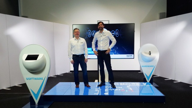 Jörg Heckel (director proiect Roboți de intralogistică în cadrul Bosch Rexroth) și Christopher Parlitz (managerul departamentului Dezvoltare pentru roboți de intralogistică în cadrul grow platform GmbH) vorbesc despre Locator