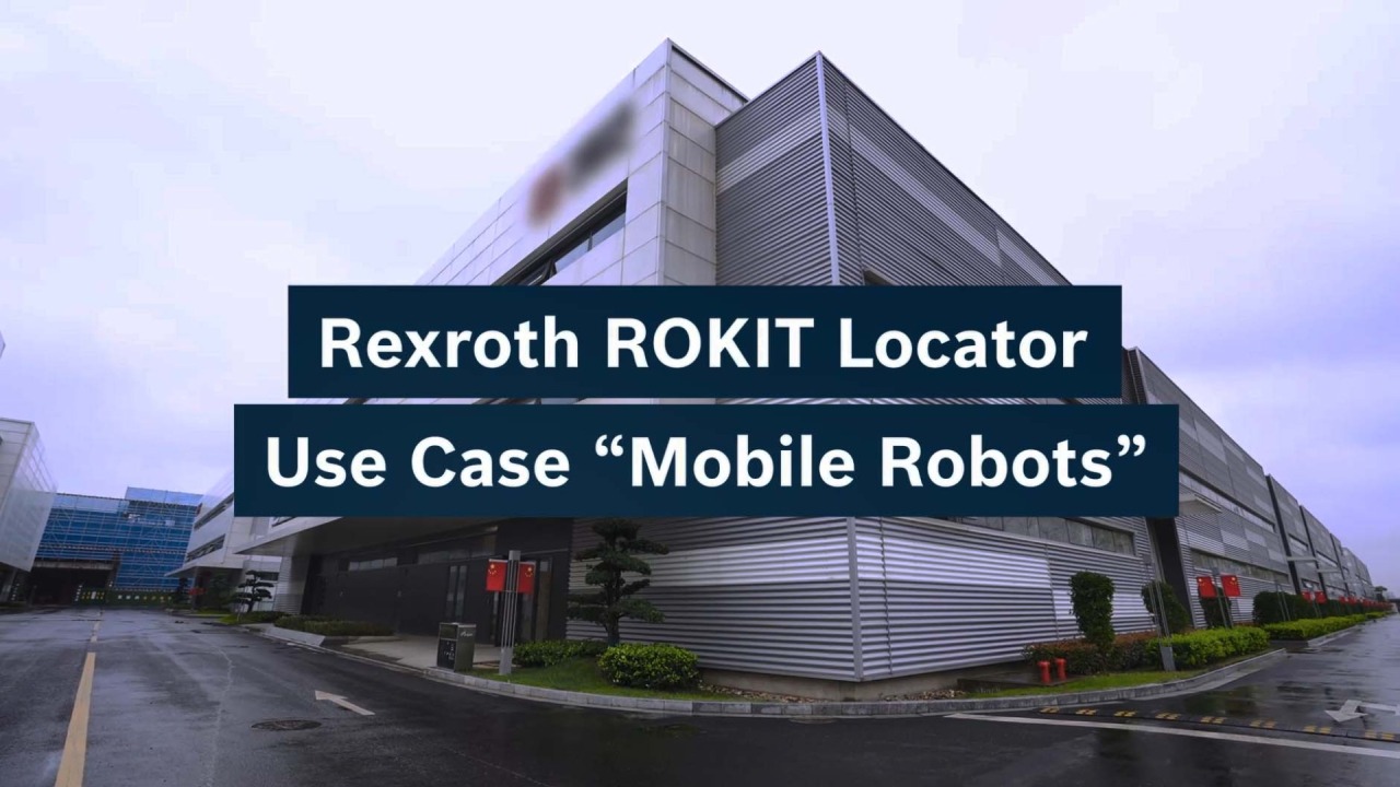 Görüntü, Çin’deki bir müşterinin fabrika tesislerini göstermektedir. “Rexroth ROKIT Locator" ve "Use Case "Mobile Robots"" metinleri bulunan iki koyu mavi bini ortaya yerleştirilmiştir.