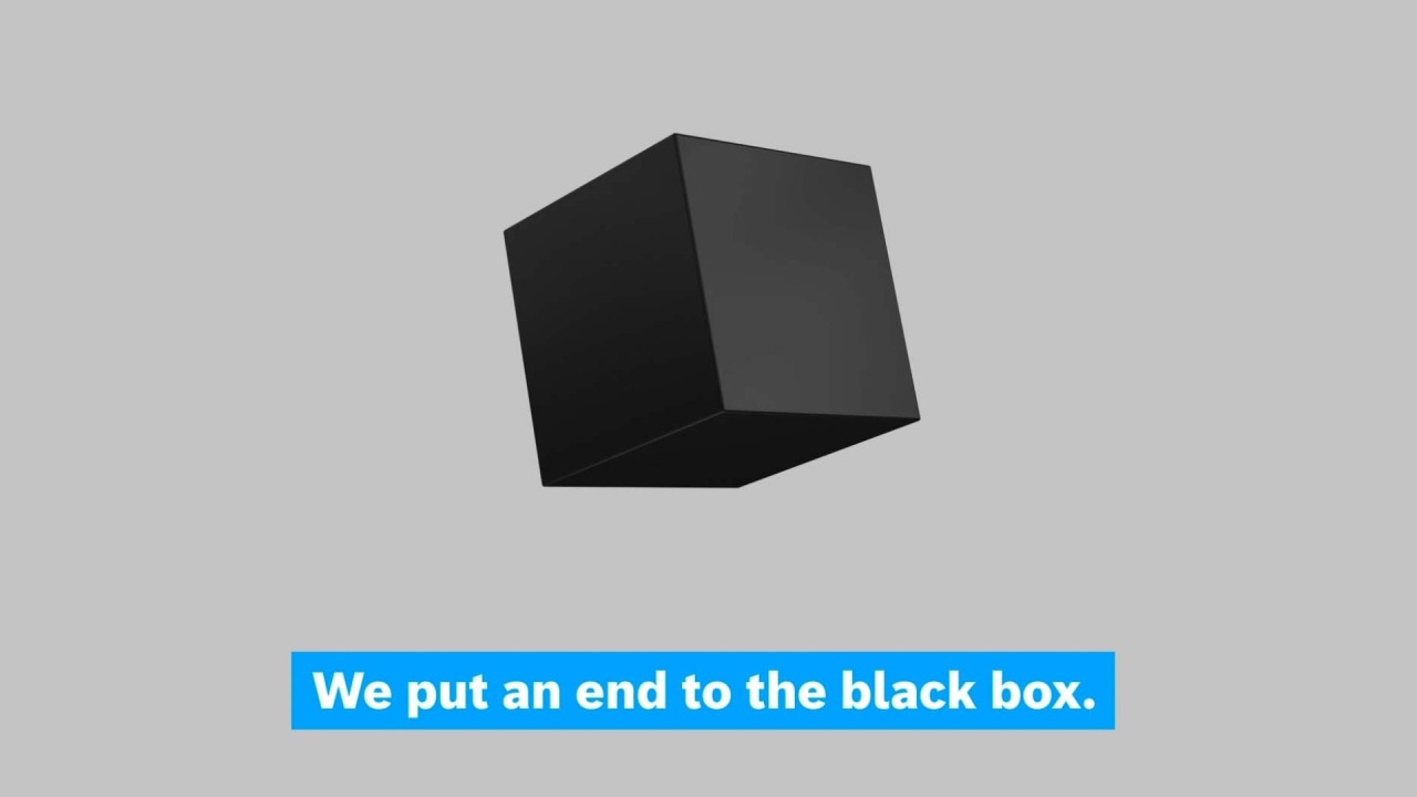L’image montre une boîte noire avec un bloc de texte bleu turquoise en dessous, comportant le texte « We put an end to the black box » (La fin des solutions monolithiques).
