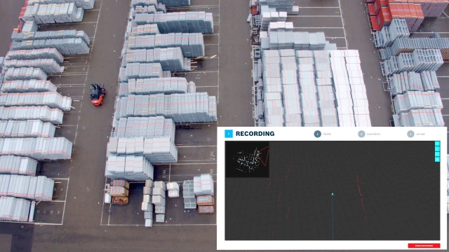 Representación imagen sobre imagen. La gran imagen del fondo muestra una carretilla elevadora en un almacén exterior para andamios. En una imagen más pequeña situada en la esquina inferior derecha, aparece la interfaz gráfica de usuario aXessor, que muestra la posición de la carretilla elevadora en el mapa creado previamente con ROKIT Locator.