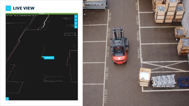 画像は2つの部分に分かれている。画像右側では、屋外の倉庫でフォークリフトが走っている。左側は、グラフィカルユーザーインターフェイスのaXessorで、事前にROKIT Locatorで作成したマップにフォークリフトの位置を示している。