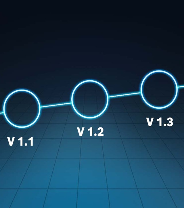 Auf einem dunklen Hintergrund mit einer axialen Gitternetzlinie sind vier durch eine leuchtende Linie verbundene Punkte zu sehen, von denen einer den Text „V 1.0“ trägt, der nächste „V 1.1“, dann „V 1.2“, dann „V1.3“ und der letzte „V1.4“.