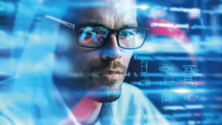 Mann vor einem Bildschirm mit Hydraulik-Software