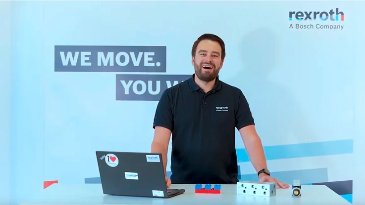 Employee explaining the online configurator for multistation manifolds.