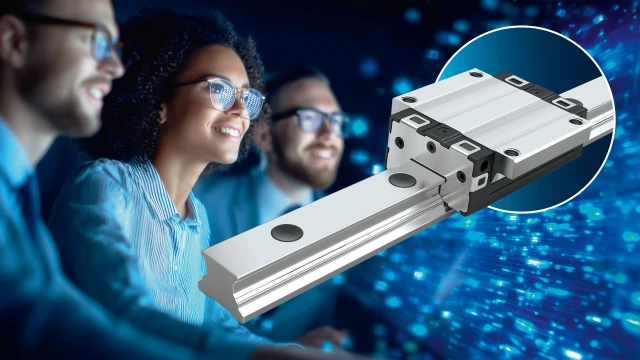 Bosch Rexroth Linearführung im Vordergrund auf einem leicht unscharfen Hintergrund mit drei lächelnden Personen, umgeben von abstrakten blauen Lichtpunkten.