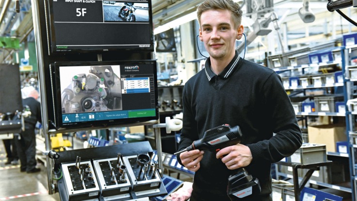Het Operator Guidance System (OGS - operatorgeleidingssysteem) ondersteunt werknemers tijdens het handmatig vastschroeven door weergave van werkinstructies op een monitor .